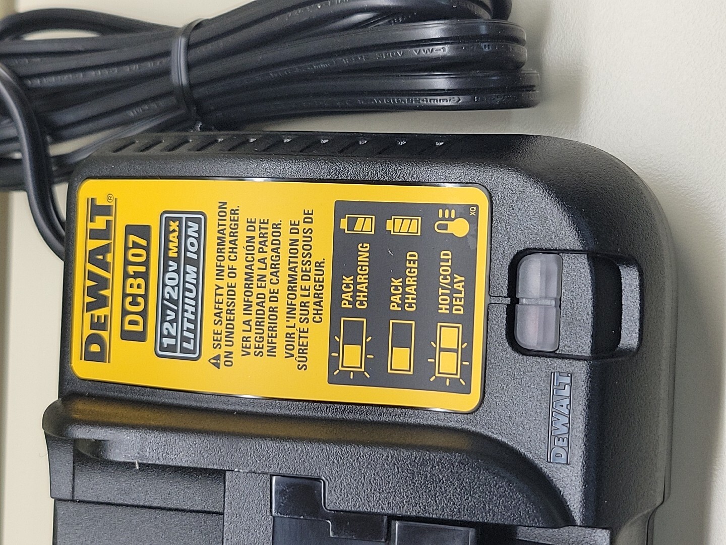 DEWALT DCB107 Lithium-Ion 12v 20v Battery Charger NEW