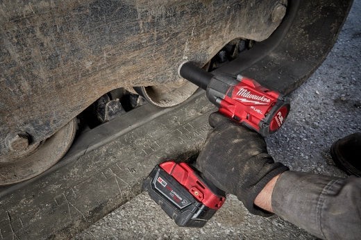Milwaukee 2962-22R M18 FUEL 1/2 ” Mid-Torque Impact Wrench Kit + FREE Hex Driver
