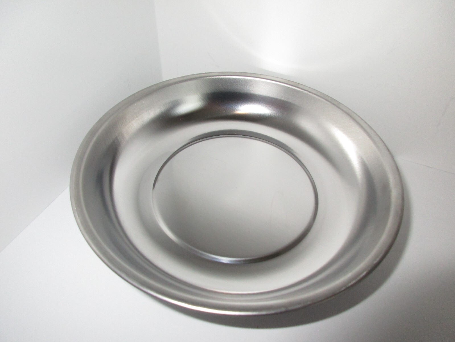 ROUND MAGNETIC PARTS TRAY STAINLESS STEEL 5 3/4″ DIAMETER #5885
