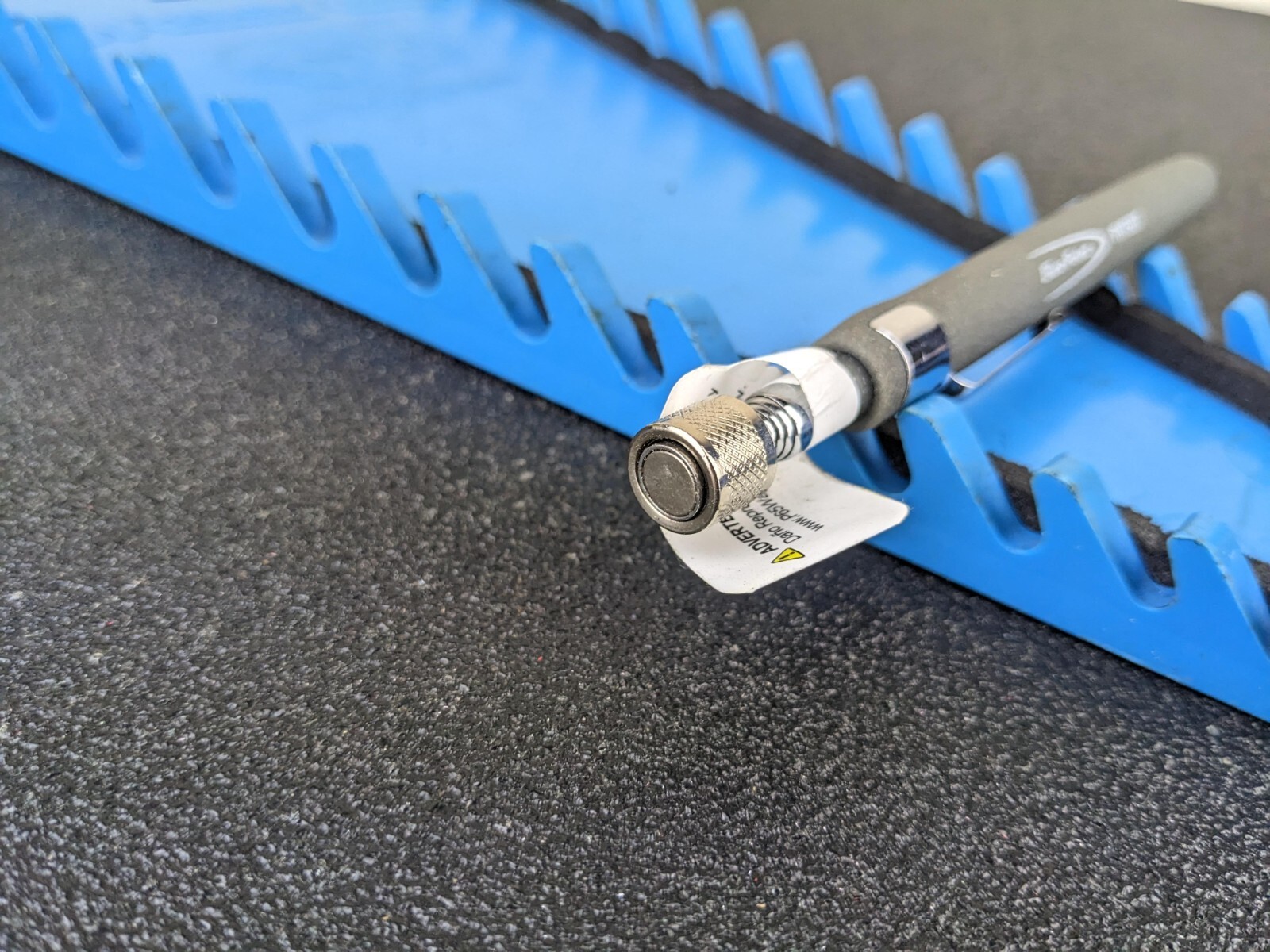#bi672 BLUE POINT MAGNETIC PICK UP PHT5DT *TITANIUM* Gray TELESCOPING TO 25.5″