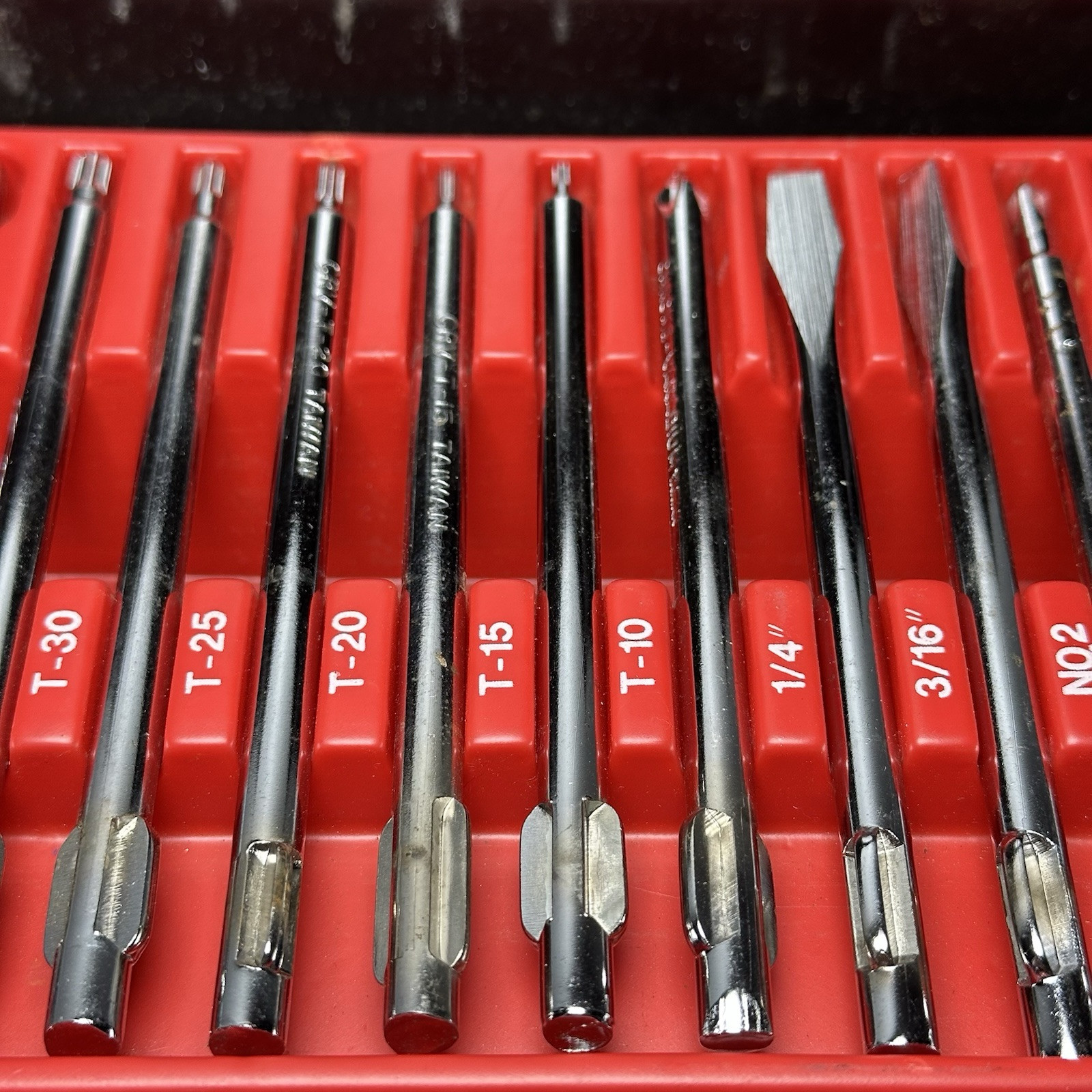 18 piece All Trade Pro Screwdrivers & Bits With Black Hard Cover Case