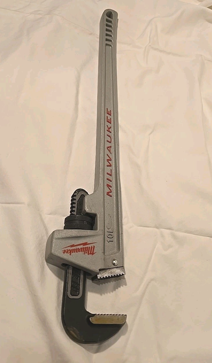 Milwaukee Tool 10L Aluminum Pipe Wrench with POWERLENGTH Handle