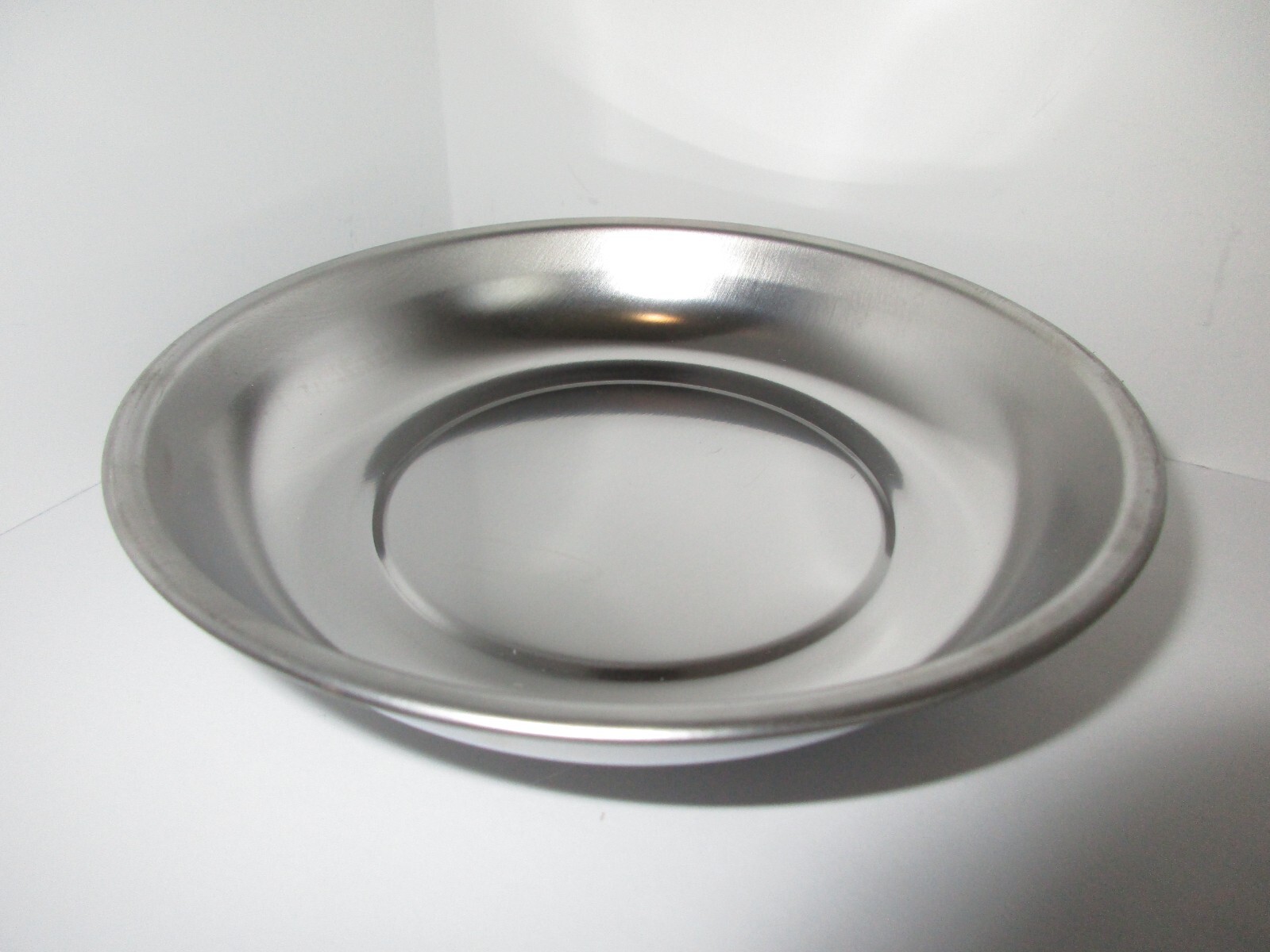 ROUND MAGNETIC PARTS TRAY STAINLESS STEEL 5 3/4″ DIAMETER #5885