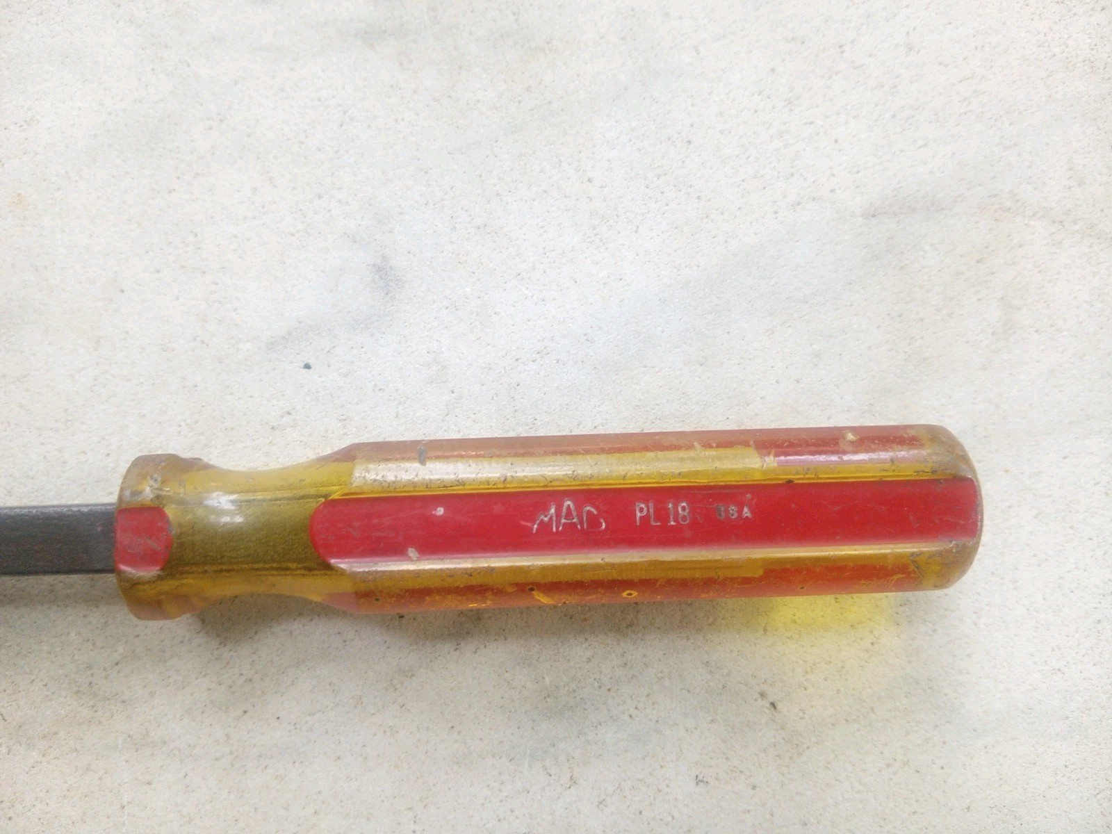 Vintage Mac Tools PB18 red and yellow handle pry bar 23″ long