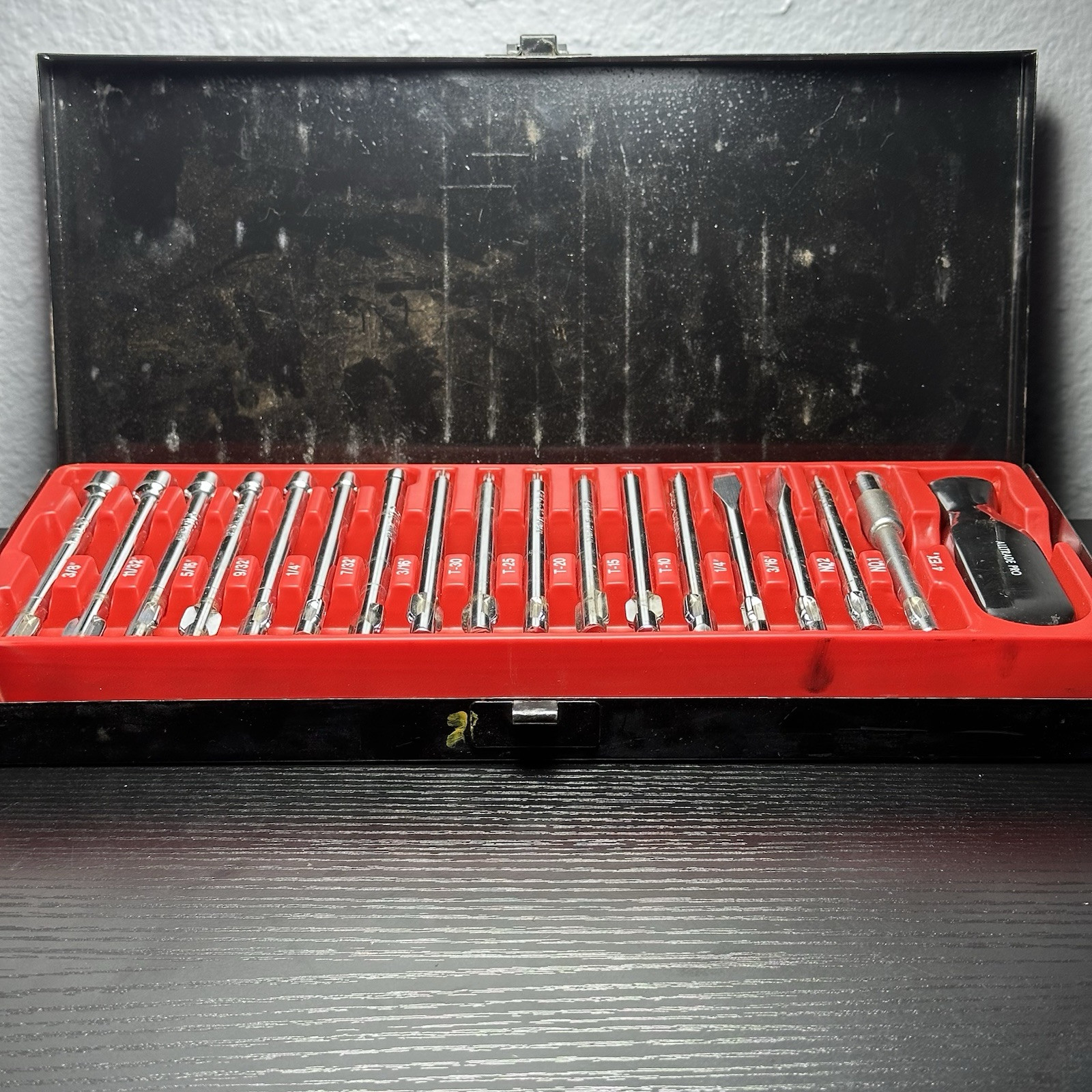 18 piece All Trade Pro Screwdrivers & Bits With Black Hard Cover Case