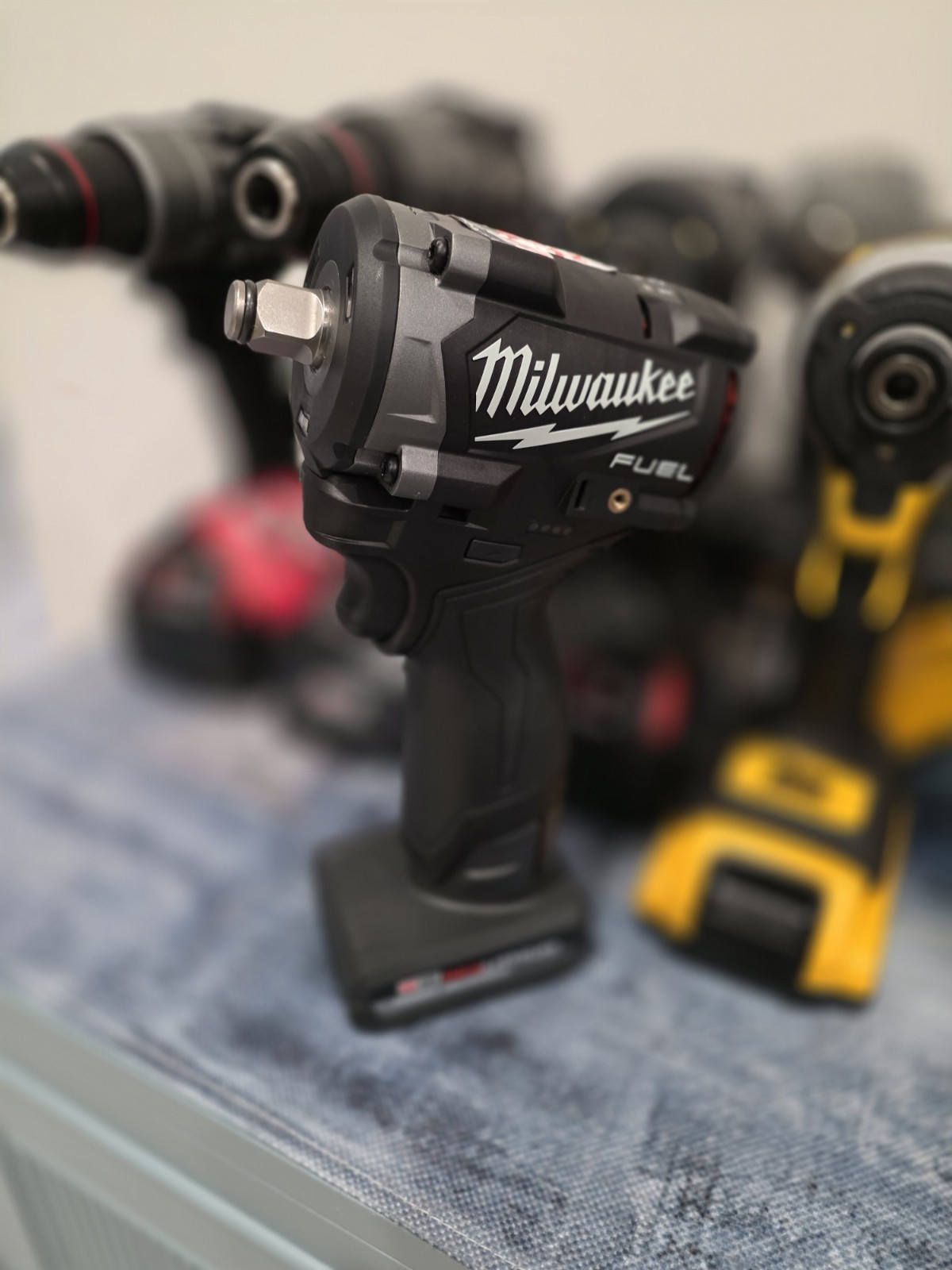 Milwaukee Fuel Blackout Stubby 1/2 Inch With 5ah High Output Battery and Charger