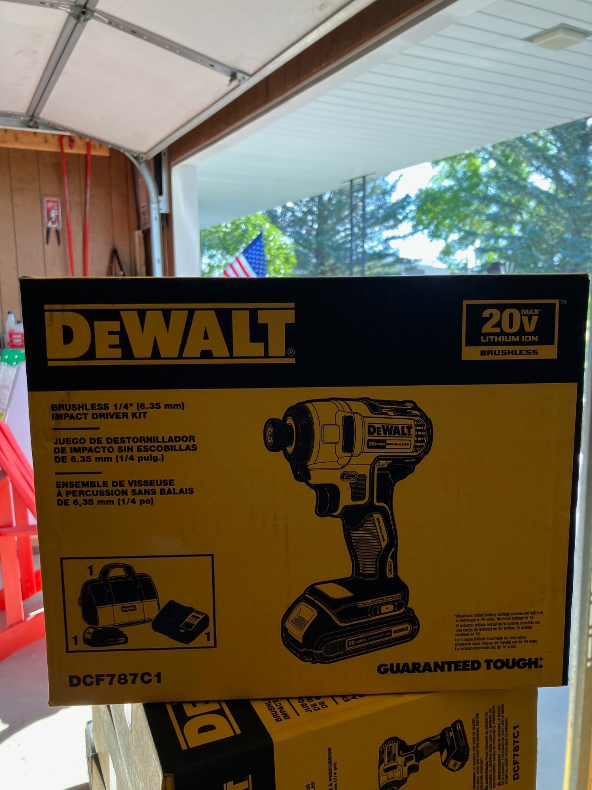 DeWalt DCF787C1 20V MAX Brushless Impact Driver Kit