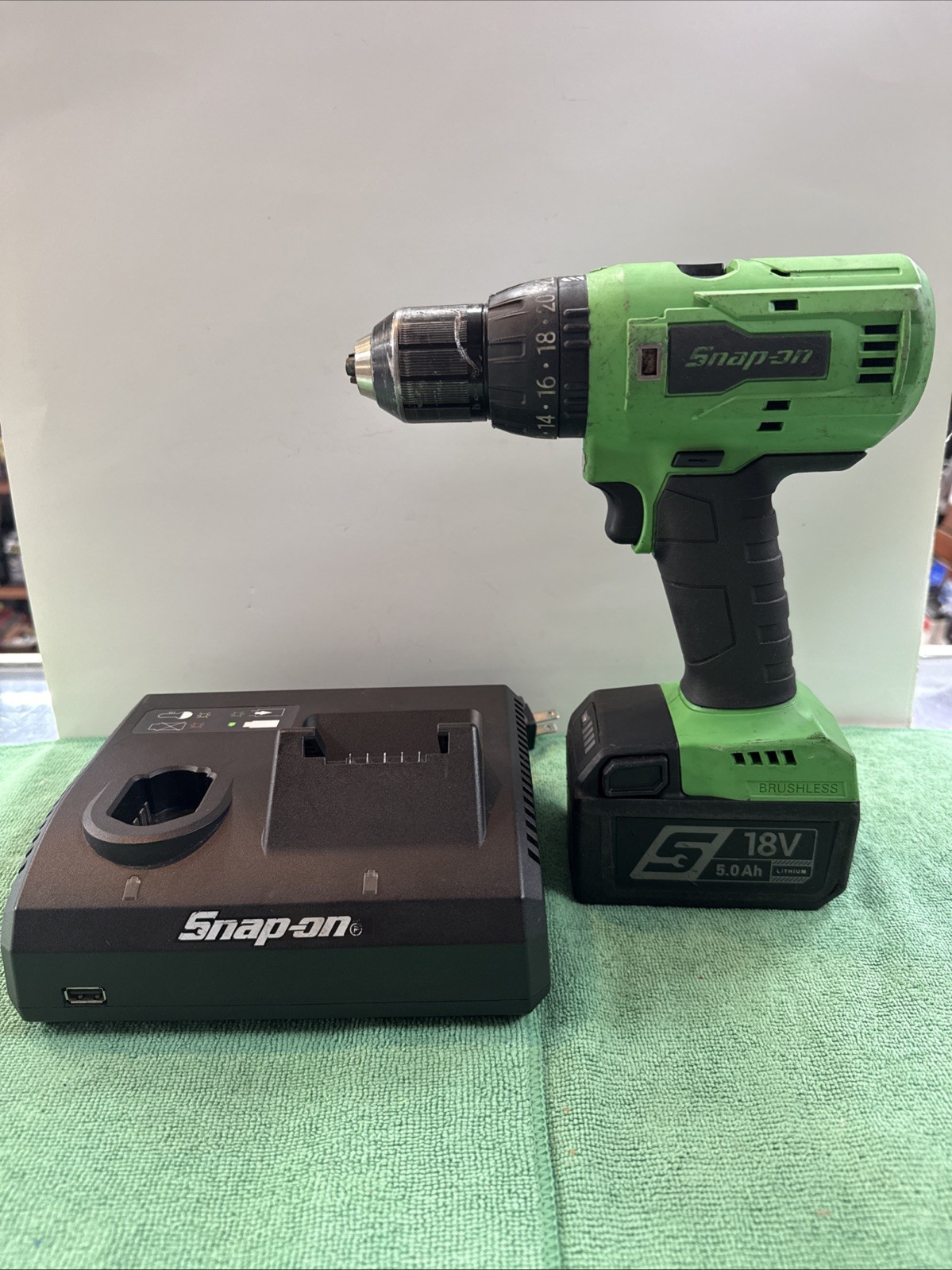 Snap On Tools DCR9050G, 18V Hammer Drill 1/2″ w/5.0ah Battey and Charger